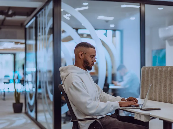 Modern Kontorsmiljö Afroamerikansk Affärsman Flitigt Arbetar Sin Bärbara Dator Förkroppsligar — Stockfoto