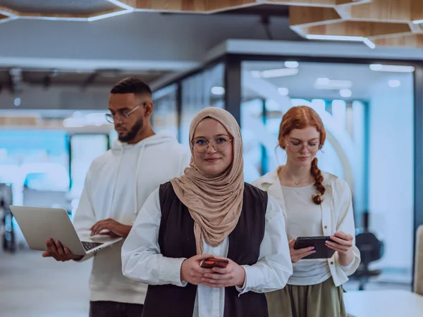 Zróżnicowana Grupa Młodych Biznesmenów Tym Muzułmanka Nosząca Hidżab Kobieta Pomarańczowych — Zdjęcie stockowe