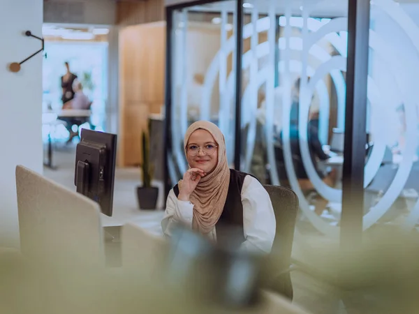 Modern Office Young Muslim Entrepreneur Wearing Hijab Sits Confidently Diligently — Stock Photo, Image