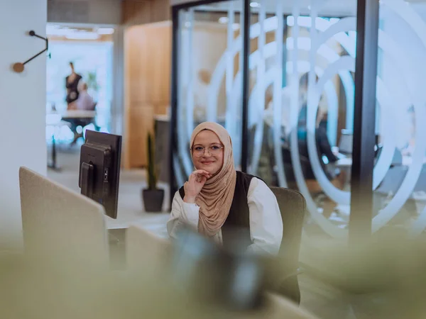 Einem Modernen Büro Sitzt Eine Junge Muslimische Unternehmerin Die Einen — Stockfoto