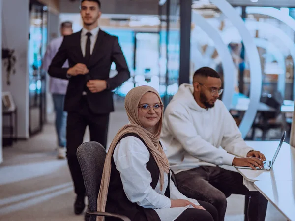 Modern Office Setting African American Businessman His Muslim Colleague Wearing — Stock Photo, Image