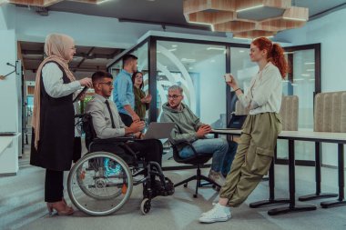 Bir girişim alanında beyin fırtınası yapan genç iş adamları grubu iş projelerini, yatırımları ve sorunların çözümünü tartışıyor.