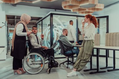 Bir girişim alanında beyin fırtınası yapan genç iş adamları grubu iş projelerini, yatırımları ve sorunların çözümünü tartışıyor.