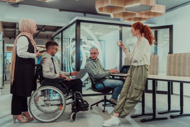 Bir girişim alanında beyin fırtınası yapan genç iş adamları grubu iş projelerini, yatırımları ve sorunların çözümünü tartışıyor.