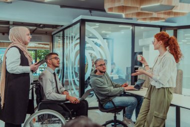 Bir girişim alanında beyin fırtınası yapan genç iş adamları grubu iş projelerini, yatırımları ve sorunların çözümünü tartışıyor.