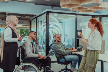 Bir girişim alanında beyin fırtınası yapan genç iş adamları grubu iş projelerini, yatırımları ve sorunların çözümünü tartışıyor.