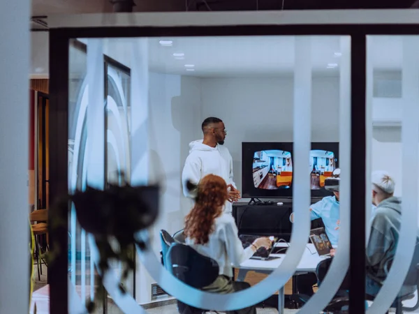 一群不同的商人合作并测试一种新的虚拟现实技术 他们戴着虚拟眼镜 在他们未来的工作空间中展示创新和创造力 — 图库照片