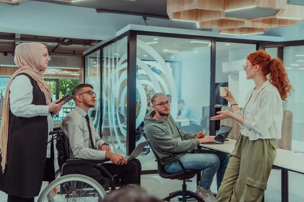 Bir girişim alanında beyin fırtınası yapan genç iş adamları grubu iş projelerini, yatırımları ve sorunların çözümünü tartışıyor.