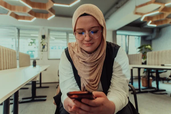 Eine Geschäftsfrau Hidschab Die Ihr Smartphone Einem Modernen Büro Benutzt — Stockfoto