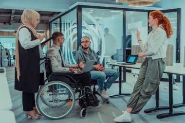 Bir girişim alanında beyin fırtınası yapan genç iş adamları grubu iş projelerini, yatırımları ve sorunların çözümünü tartışıyor.