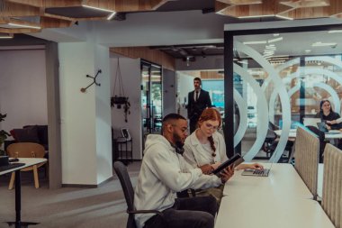 Modern bir ofis ortamında, Afrikalı bir Amerikalı işadamı ve onun Müslüman meslektaşı, tesettür takıyor, işbirlikçi tartışmalara girişiyor, çeşitli iş görevlerini ele alıyor ve sorunları çözüyorlar.