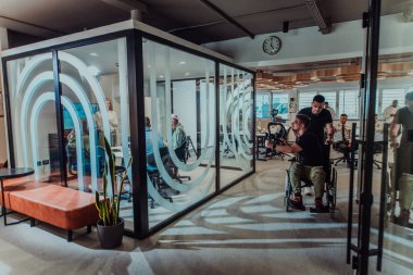 Modern bir ofiste, profesyonel bir videograf ekibi, bir grup genç girişimciyi filme çekerken yaratıcılığın ve yeniliğin özünü yakalar ve işbirliğini ve hırsını sembolize eder.