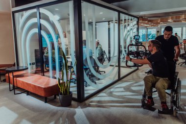 Modern bir ofiste, profesyonel bir videograf ekibi, bir grup genç girişimciyi filme çekerken yaratıcılığın ve yeniliğin özünü yakalar ve işbirliğini ve hırsını sembolize eder.