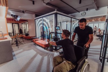 Modern bir ofiste, profesyonel bir videograf ekibi, bir grup genç girişimciyi filme çekerken yaratıcılığın ve yeniliğin özünü yakalar ve işbirliğini ve hırsını sembolize eder.