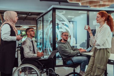 Bir girişim alanında beyin fırtınası yapan genç iş adamları grubu iş projelerini, yatırımları ve sorunların çözümünü tartışıyor.