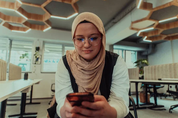 Affärskvinna Hijab Med Hjälp Smartphone Ett Modernt Kontor Förkroppsligar Framgångsrik — Stockfoto