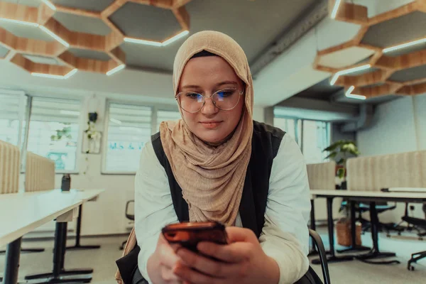 Businesswoman Hijab Using Smartphone Modern Office Epitomizing Successful Empowered Professional — Stock Photo, Image