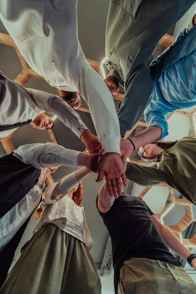 Bir Grup Genç Adamı Dünyasındaki Birlikteliği Sembolize Ederek Ele Veriyor — Stok fotoğraf