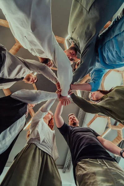 Grupa Młodych Biznesmenów Składa Ręce Razem Symbolizując Wspólnotę Świecie Biznesu — Zdjęcie stockowe