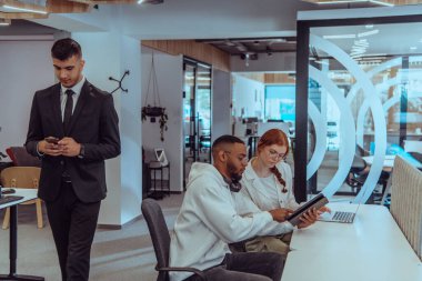 Modern bir ofis ortamında, Afrikalı bir Amerikalı işadamı ve onun Müslüman meslektaşı, tesettür takıyor, işbirlikçi tartışmalara girişiyor, çeşitli iş görevlerini ele alıyor ve sorunları çözüyorlar.