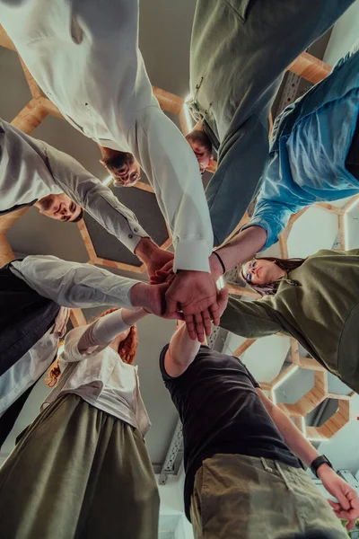 Grupo Jovens Empresários Oferecem Suas Mãos Juntos Simbolizando União Mundo — Fotografia de Stock