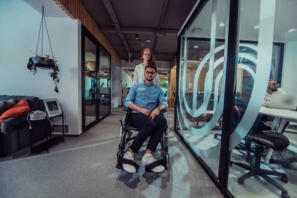 Genç Arkadaşları Işbirlikçi Arkadaşları Aralarında Tekerlekli Sandalyedeki Bir Kişinin Bulunduğu — Stok fotoğraf