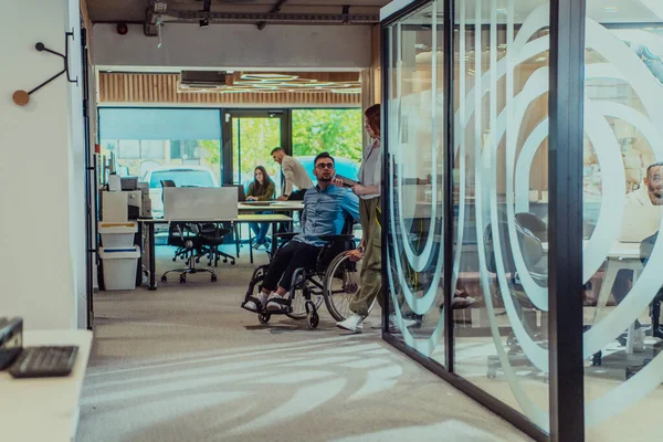 Νέοι Επιχειρηματικοί Συνάδελφοι Συνεργατικοί Επιχειρηματικοί Συνάδελφοι Συμπεριλαμβανομένου Ενός Ατόμου Αναπηρική — Φωτογραφία Αρχείου