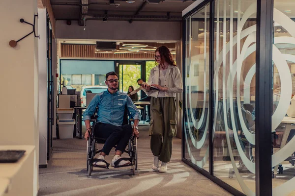 Junge Geschäftskollegen Kollaborative Geschäftskollegen Einschließlich Einer Person Rollstuhl Gehen Einem — Stockfoto