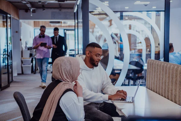 Modern Kontorsmiljö Afroamerikansk Affärsman Och Hans Muslimska Kollega Bär Hijab Stockfoto