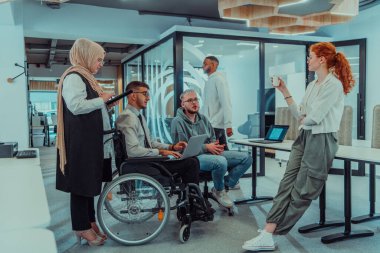 Bir girişim alanında beyin fırtınası yapan genç iş adamları grubu iş projelerini, yatırımları ve sorunların çözümünü tartışıyor.