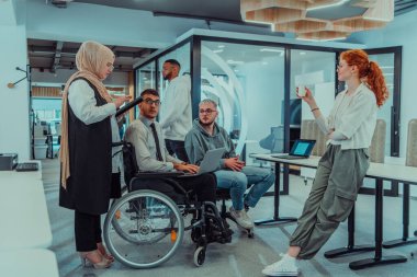 Bir girişim alanında beyin fırtınası yapan genç iş adamları grubu iş projelerini, yatırımları ve sorunların çözümünü tartışıyor.