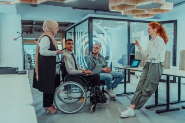 Bir girişim alanında beyin fırtınası yapan genç iş adamları grubu iş projelerini, yatırımları ve sorunların çözümünü tartışıyor.