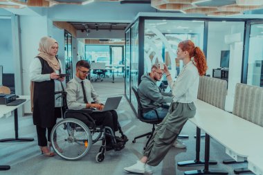 Bir girişim alanında beyin fırtınası yapan genç iş adamları grubu iş projelerini, yatırımları ve sorunların çözümünü tartışıyor.