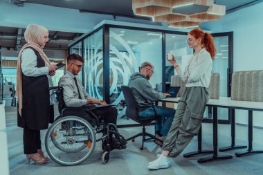 Bir girişim alanında beyin fırtınası yapan genç iş adamları grubu iş projelerini, yatırımları ve sorunların çözümünü tartışıyor.