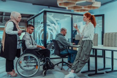 Bir girişim alanında beyin fırtınası yapan genç iş adamları grubu iş projelerini, yatırımları ve sorunların çözümünü tartışıyor.