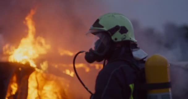 Strażacy Używający Gaśnicy Wodnej Walki Płomieniem Wypadku Samochodowym Strażak Przemysłowy — Wideo stockowe