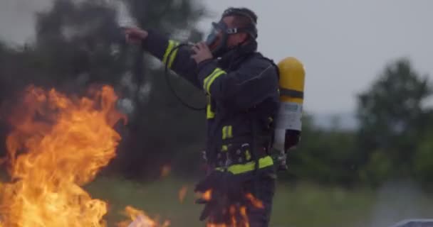 Portretul Unui Pompier Eroic Într Costum Protecţie Pompieri Operațiune Stingere — Videoclip de stoc