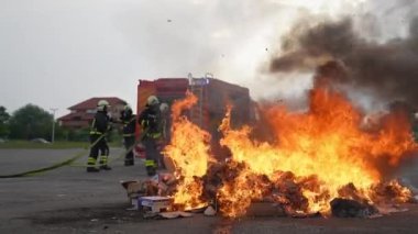 İtfaiyeciler yangını kontrol etmek için alevlerle savaşır, yayılmak için değil. İtfaiyeci endüstriyel ve kamu güvenliği kavramı. Trafik ya da araba kazası kurtarma ve yardım
