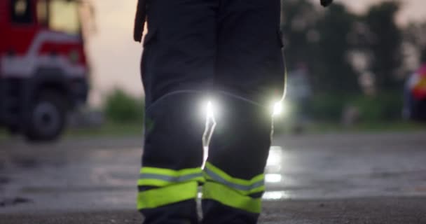 一个身着防护服的英勇消防员的特写 消防行动中的消防员 高质量的照片 — 图库视频影像