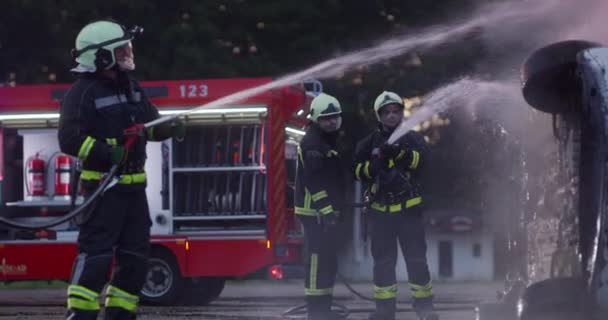 消防士は火の炎と戦い 火を拡散しないように制御します 消防産業と公共の安全の概念 交通事故や車の事故救助とヘルプアクション — ストック動画