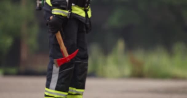 Bombeiros Combatem Chama Fogo Para Controlar Fogo Não Para Espalhar — Vídeo de Stock