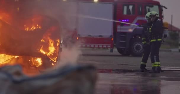 Los Bomberos Luchan Contra Llama Fuego Para Controlar Fuego Para — Vídeos de Stock