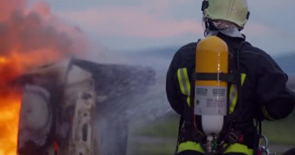 Пожежники Використовують Водяний Вогнегасник Боротьби Вогнем Автокатастрофі Пожежник Промислової Громадської — стокове відео
