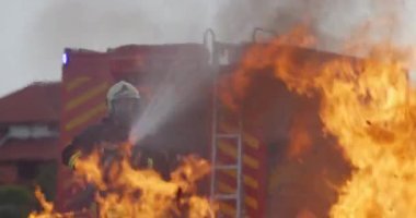 İtfaiyeciler yangını kontrol etmek için alevlerle savaşır, yayılmak için değil. İtfaiyeci endüstriyel ve kamu güvenliği kavramı. Trafik ya da araba kazası kurtarma ve eyleme yardım. Yüksek kalite fotoğraf