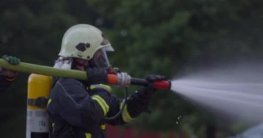 Koruyucu kıyafetli kahraman bir itfaiyecinin portresi. İtfaiyeci itfaiye operasyonunda.