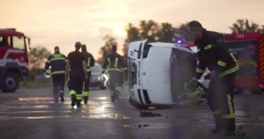 Cesur İtfaiyeciler Takımının yürüyüşü bittikten sonra. Sağlık ve İtfaiye Ekibi Trafik Kazasında İtfaiyeyle Mücadele, Sigorta ve Halkı Kurtarma Konsepti