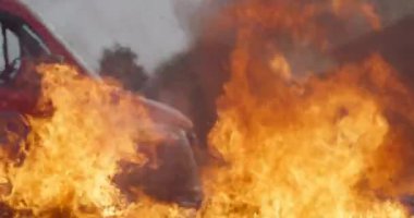 İtfaiyeciler yangın söndürücüyü araba kazasında alevle savaşmak için kullanıyorlar. Geceleyin itfaiyeci endüstriyel ve kamu güvenliği konsepti kurtarma. Yüksek kalite fotoğraf