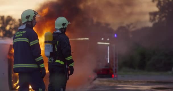 Пожарные Борются Огнем Контролировать Огонь Распространяться Концепция Промышленной Общественной Безопасности — стоковое видео