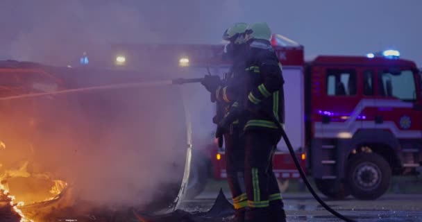 Los Bomberos Luchan Contra Llama Fuego Para Controlar Fuego Para — Vídeo de stock
