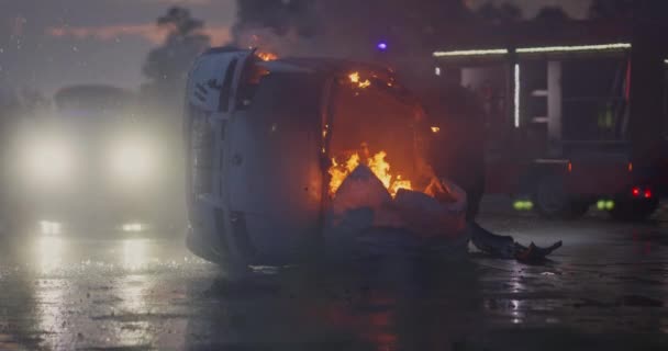 Tűzoltók Harcolni Tűz Láng Hogy Ellenőrizzék Tüzet Nem Terjed Tűzoltó — Stock videók